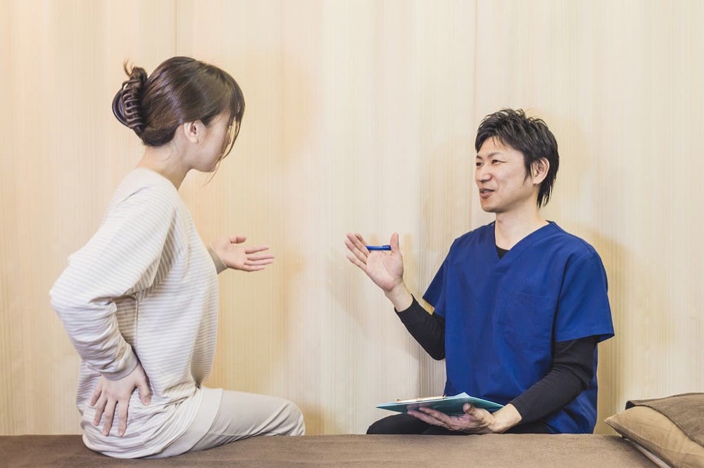 院長がお客様の話を聞きながらカウンセリングしている様子